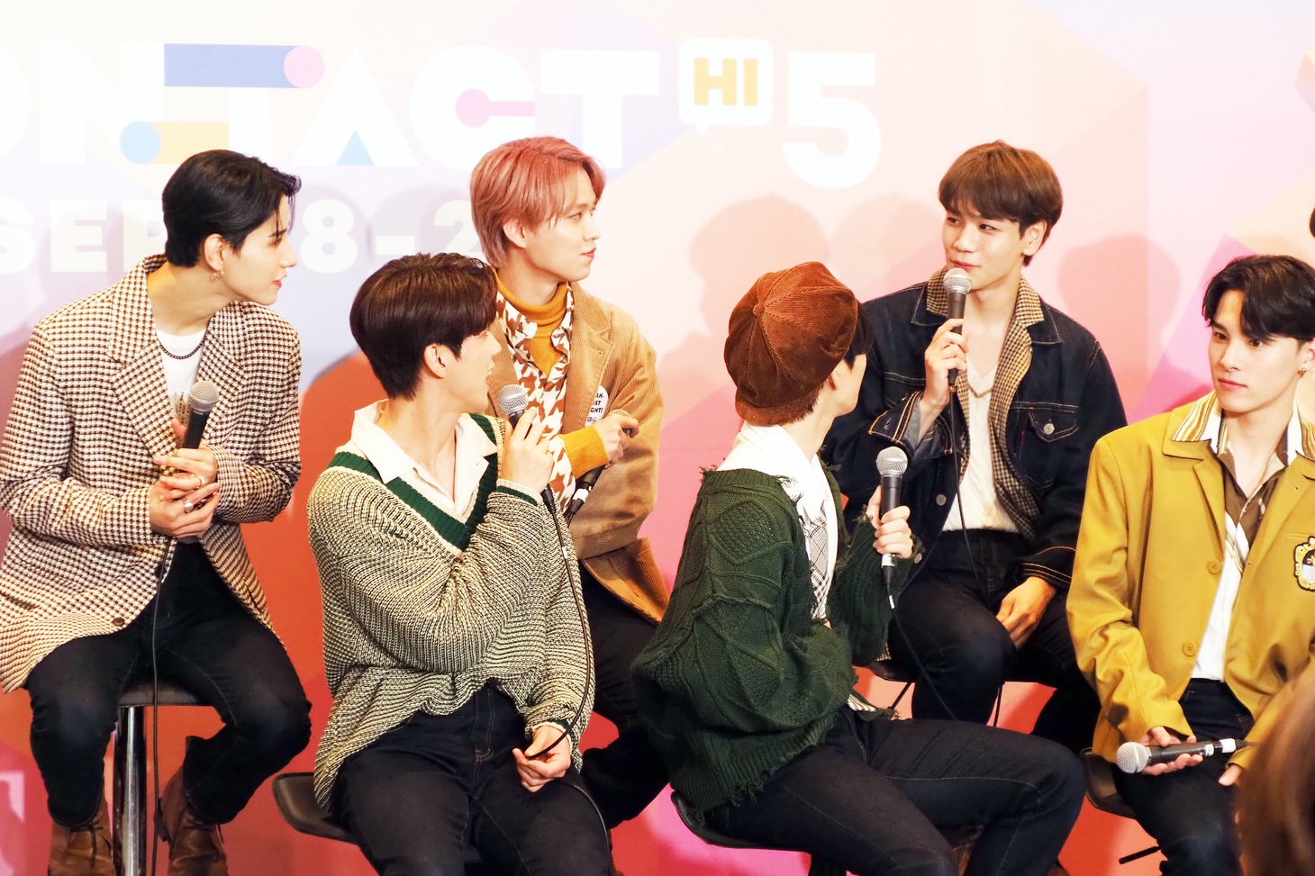 「KCON STUDIO LIVE from JAPAN」でトークをするJO1。 （写真提供：CJ ENM） 「KCON:TACT HI 5」 (c)CJ ENM Co., Ltd, All Rights Reserved