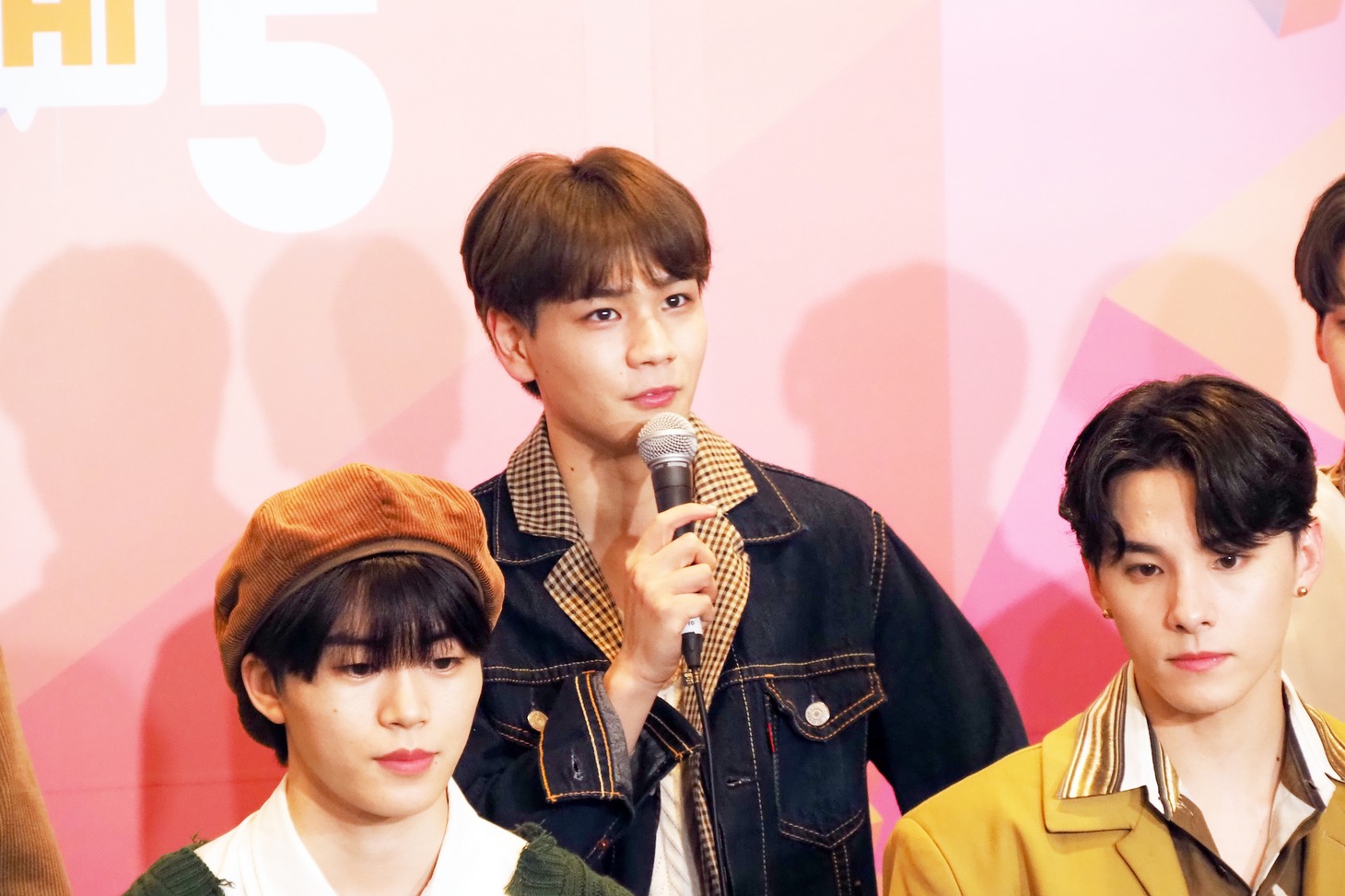「KCON STUDIO LIVE from JAPAN」でトークをするJO1。 （写真提供：CJ ENM） 「KCON:TACT HI 5」 (c)CJ ENM Co., Ltd, All Rights Reserved