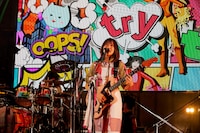 すぅ（Vo, G）（撮影：上飯坂一）