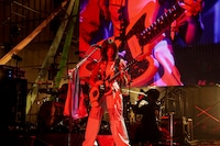 すぅ（Vo, G）（撮影：上飯坂一）