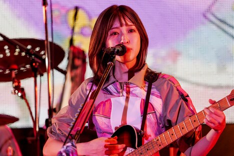 すぅ（Vo, G）（撮影：上飯坂一）