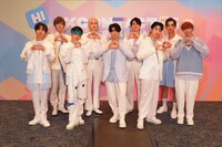 円神のフォトセッションの様子。 （写真提供：CJ ENM） 「KCON:TACT HI 5」 (c)CJ ENM Co., Ltd, All Rights Reserved