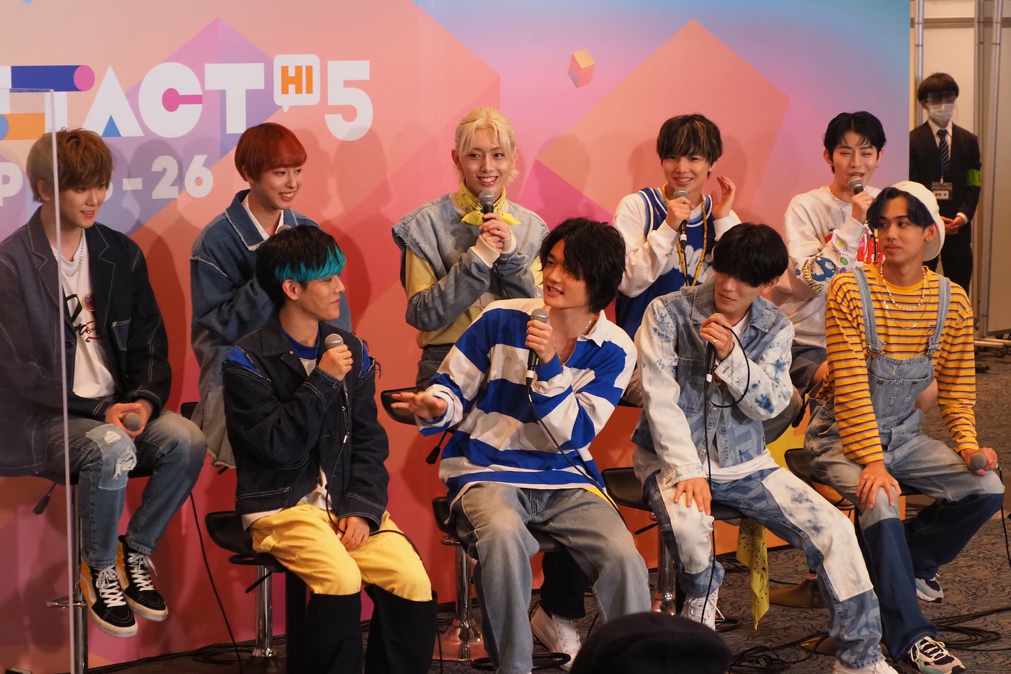 「KCON STUDIO LIVE from JAPAN」でトークをする円神。 （写真提供：CJ ENM） 「KCON:TACT HI 5」 (c)CJ ENM Co., Ltd, All Rights Reserved