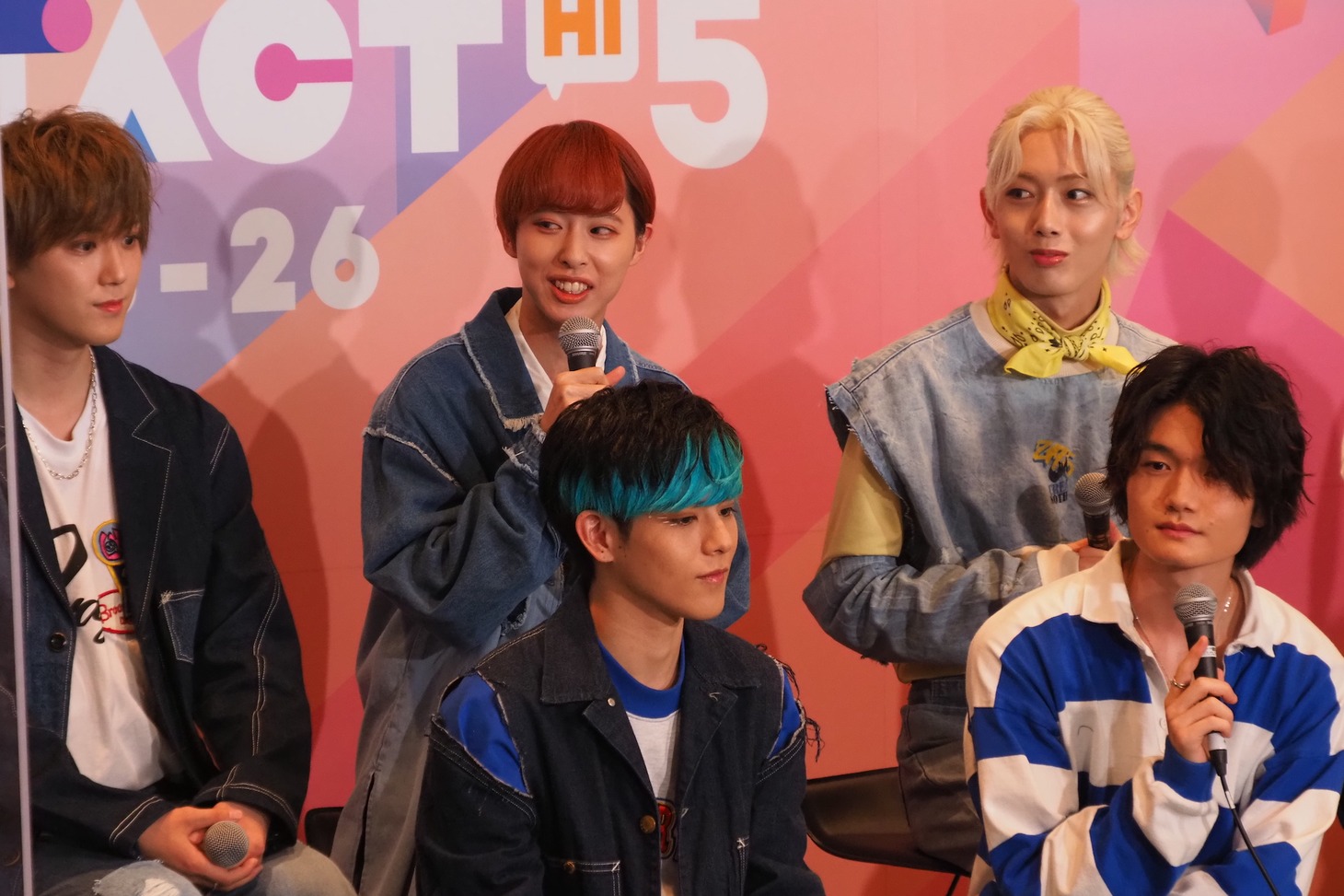 「KCON STUDIO LIVE from JAPAN」でトークをする円神。 （写真提供：CJ ENM） 「KCON:TACT HI 5」 (c)CJ ENM Co., Ltd, All Rights Reserved