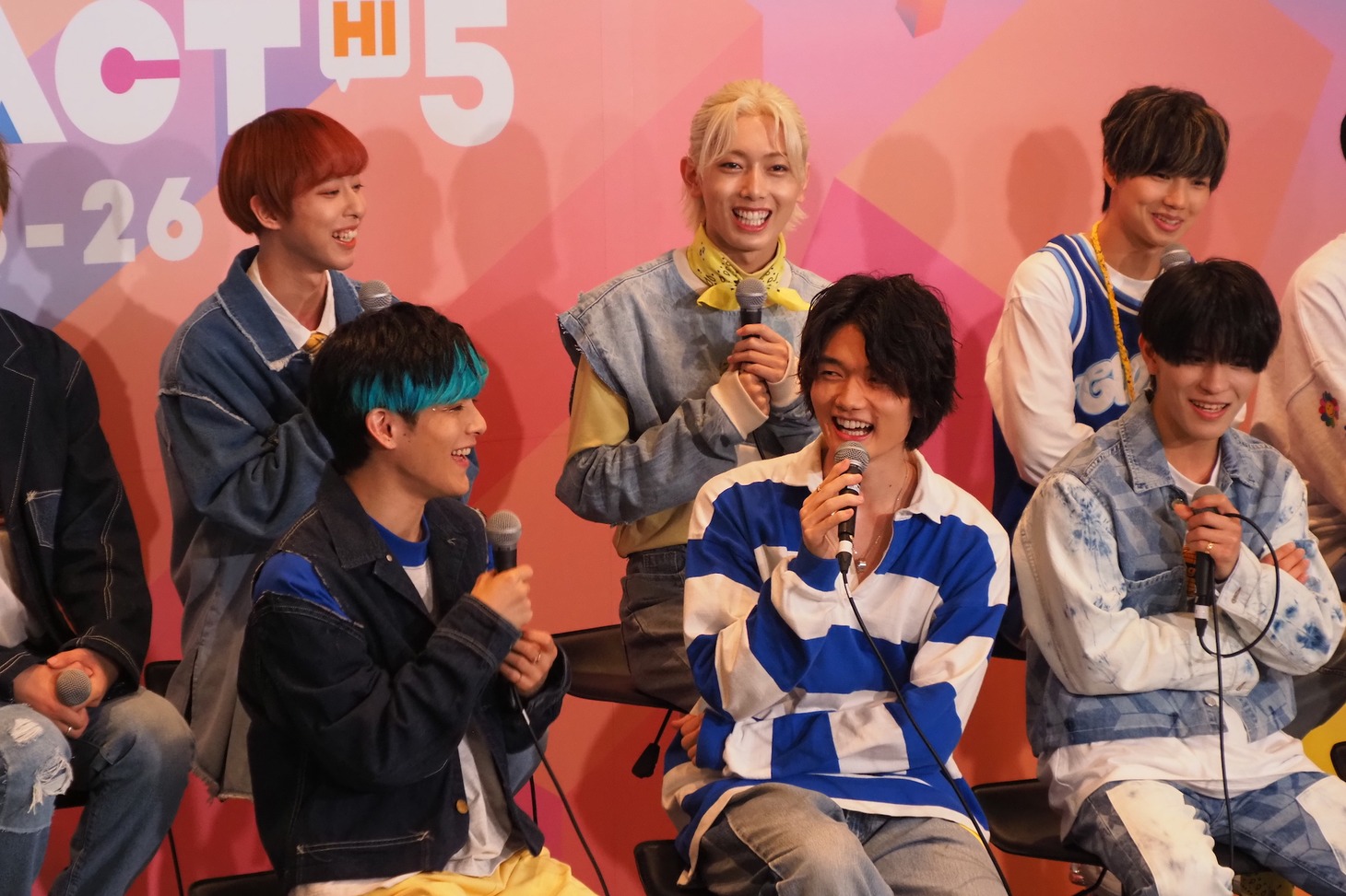 「KCON STUDIO LIVE from JAPAN」でトークをする円神。 （写真提供：CJ ENM） 「KCON:TACT HI 5」 (c)CJ ENM Co., Ltd, All Rights Reserved