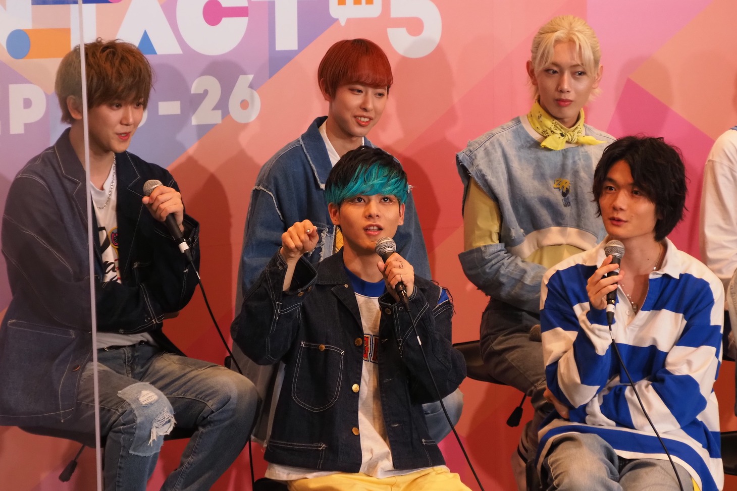 「KCON STUDIO LIVE from JAPAN」でトークをする円神。 （写真提供：CJ ENM） 「KCON:TACT HI 5」 (c)CJ ENM Co., Ltd, All Rights Reserved