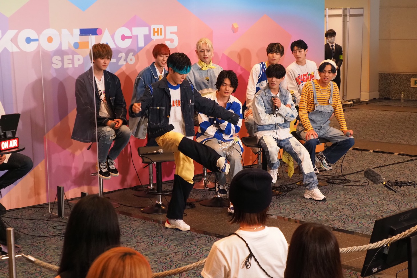 「KCON STUDIO LIVE from JAPAN」でトークをする円神。 （写真提供：CJ ENM） 「KCON:TACT HI 5」 (c)CJ ENM Co., Ltd, All Rights Reserved
