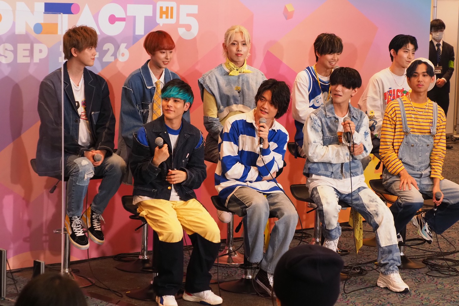 「KCON STUDIO LIVE from JAPAN」でトークをする円神。 （写真提供：CJ ENM） 「KCON:TACT HI 5」 (c)CJ ENM Co., Ltd, All Rights Reserved