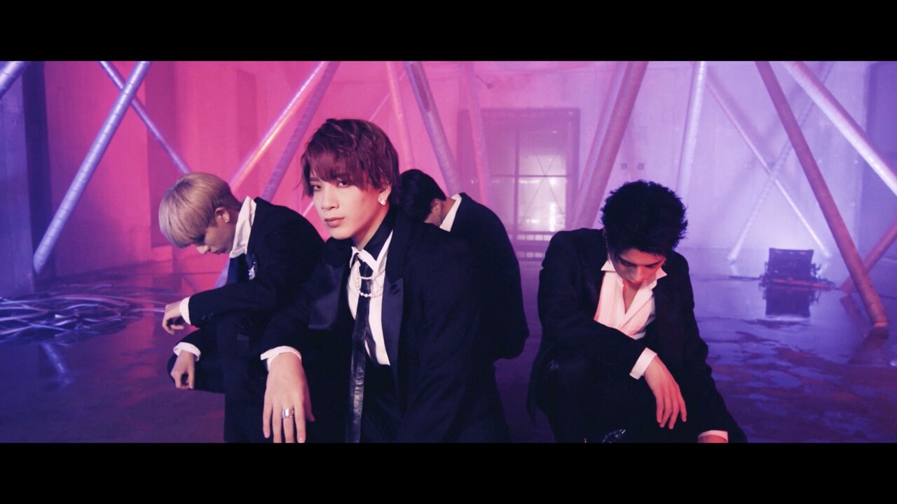 OWV「『CHASER』Dance Performance Video」より。