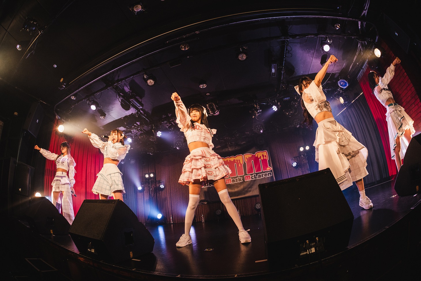 ワールズエンド。によるライブの様子。