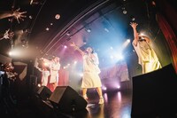 Malcolm Mask McLarenによるライブの様子。