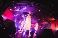 Malcolm Mask McLarenによるライブの様子。