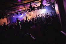 Malcolm Mask McLarenによるライブの様子。