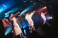 Malcolm Mask McLarenによるライブの様子。