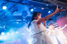 Malcolm Mask McLarenによるライブの様子。