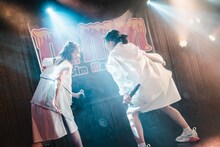 Malcolm Mask McLarenによるライブの様子。