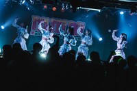 ワールズエンド。によるライブの様子。