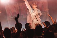 Malcolm Mask McLarenによるライブの様子。