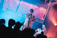 Malcolm Mask McLarenによるライブの様子。