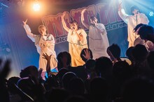 Malcolm Mask McLarenによるライブの様子。