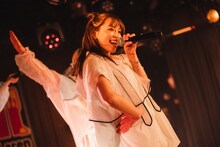 Malcolm Mask McLarenによるライブの様子。