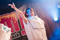 Malcolm Mask McLarenによるライブの様子。