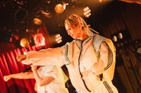 Malcolm Mask McLarenによるライブの様子。