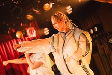 Malcolm Mask McLarenによるライブの様子。