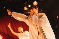 Malcolm Mask McLarenによるライブの様子。