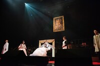 病床に伏す王を囲む医者A、エリイ姫、医者B、家来（左から）。