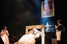 王にピアノ演奏を聴かせる小林萌花（BEYOOOOONDS）。