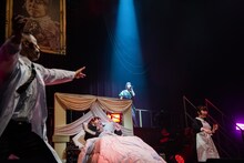 王にボイパを聴かせる清野桃々姫（BEYOOOOONDS）。