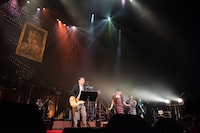 星屑スキャットをゲストに招き「モンロー・ウォーク」を歌う南佳孝。