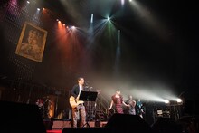 星屑スキャットをゲストに招き「モンロー・ウォーク」を歌う南佳孝。