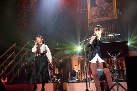 南波志帆（左）をゲストに迎えて歌うZEUS（右）。