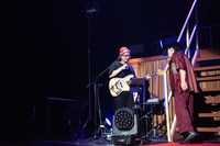 バンドメンバー1人ひとりに感謝を伝える堂島孝平。