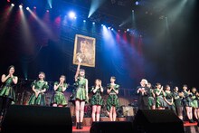 1人ひとり最後の挨拶をするBEYOOOOONDS。