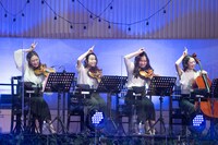 エビ中ポーズを
おちゃめに決めるストリングスカルテット。