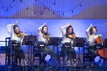 エビ中ポーズを
おちゃめに決めるストリングスカルテット。