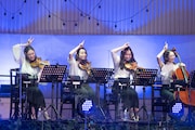 エビ中ポーズを
おちゃめに決めるストリングスカルテット。