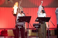 エビ中バンドの西山恵美子（Cho）、亜美（Cho）。