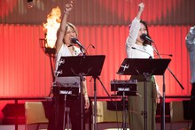 エビ中バンドの西山恵美子（Cho）、亜美（Cho）。