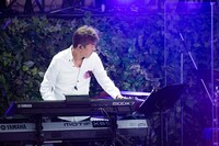 バンマスを務めたキーボーディスト橋本しん（Syn）。