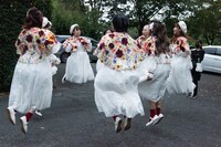 ライブ前恒例の“中山タイム”を行うエビ中。