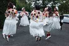 ライブ前恒例の“中山タイム”を行うエビ中。