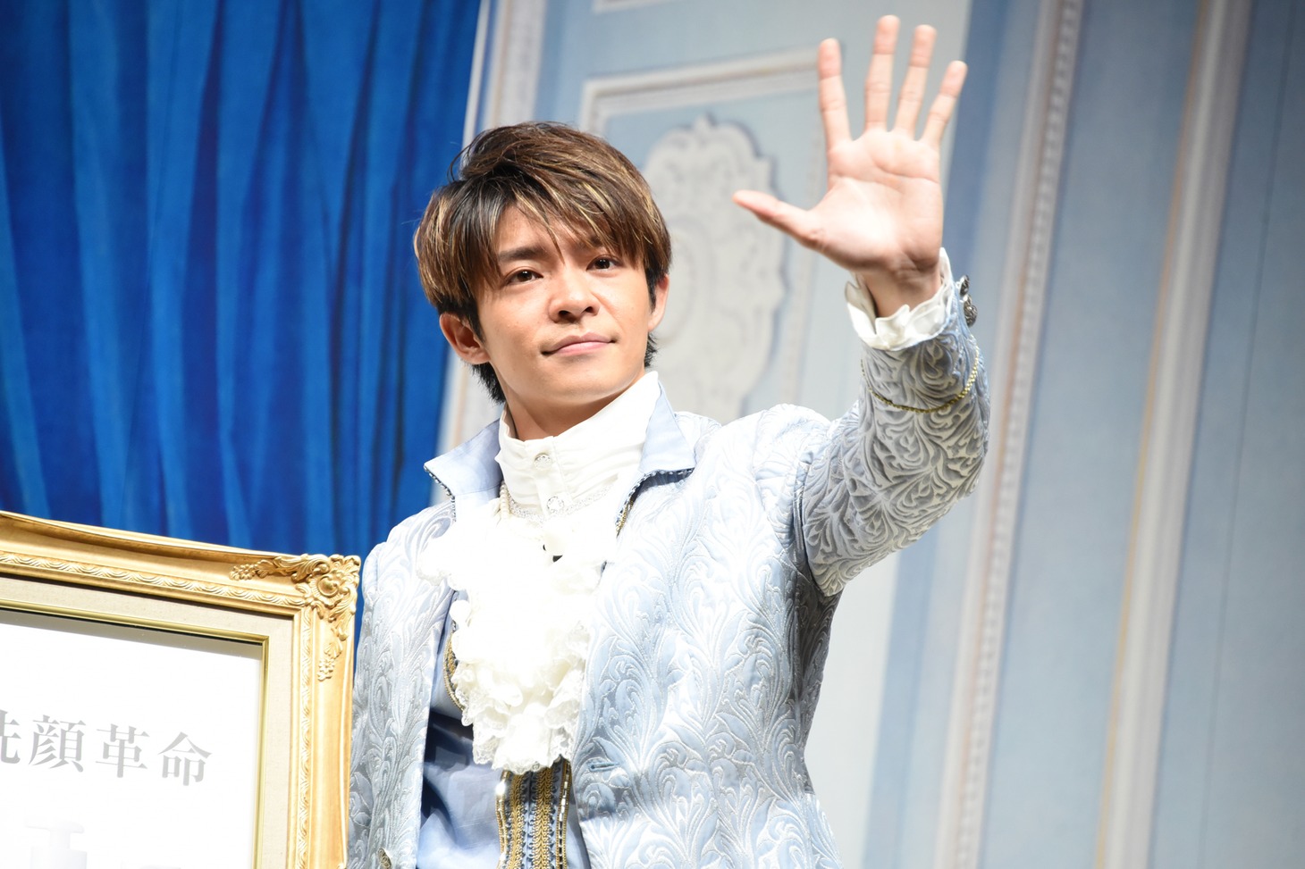 カメラに手を降る岸優太（King & Prince）。