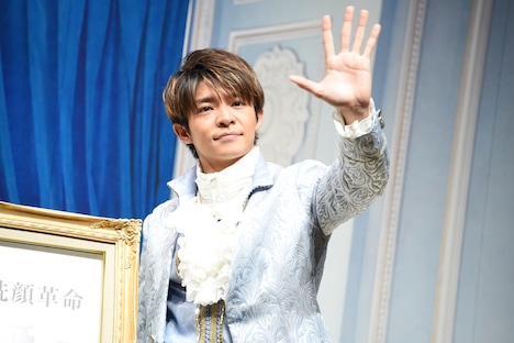 カメラに手を降る岸優太（King & Prince）。