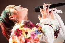 「白日」を熱唱する柏木ひなた。