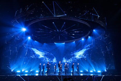 「KCON:TACT HI 5」でのINIのパフォーマンスの様子。（写真提供：CJ ENM） 「KCON:TACT HI 5」 (c)CJ ENM Co., Ltd, All Rights Reserved