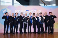 「KCON:TACT HI 5」でのINIのフォトセッションの様子。（写真提供：CJ ENM） 「KCON:TACT HI 5」 (c)CJ ENM Co., Ltd, All Rights Reserved